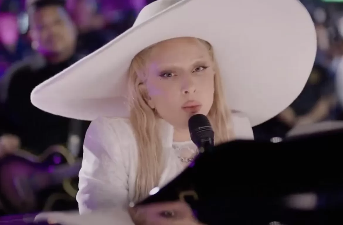 Lady Gaga emociona en el inicio del Super Bowl con "Hold My Hand" en honor a las víctimas de Nueva Orleans